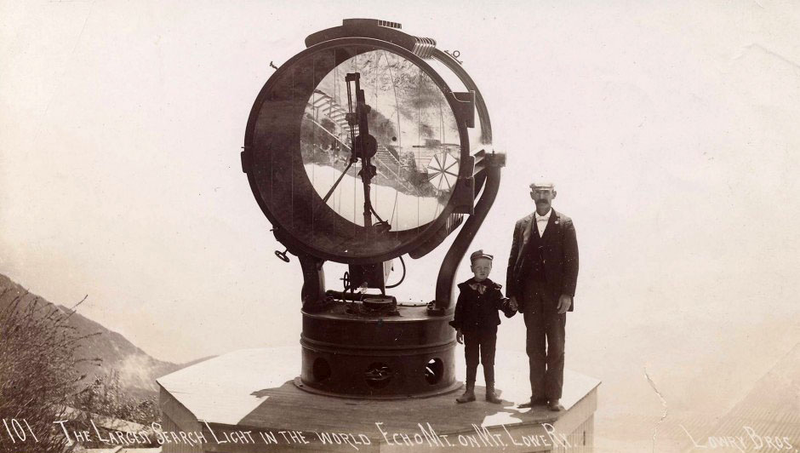 Illustration for article titled This Giant Searchlight Once Scanned L.A. From the Mountains Above